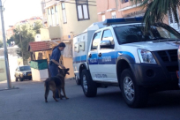 بالصور: الشرطة تداهم منزلاً في حي العجمي بمدينة يافا وتعيث فيه فساداً 